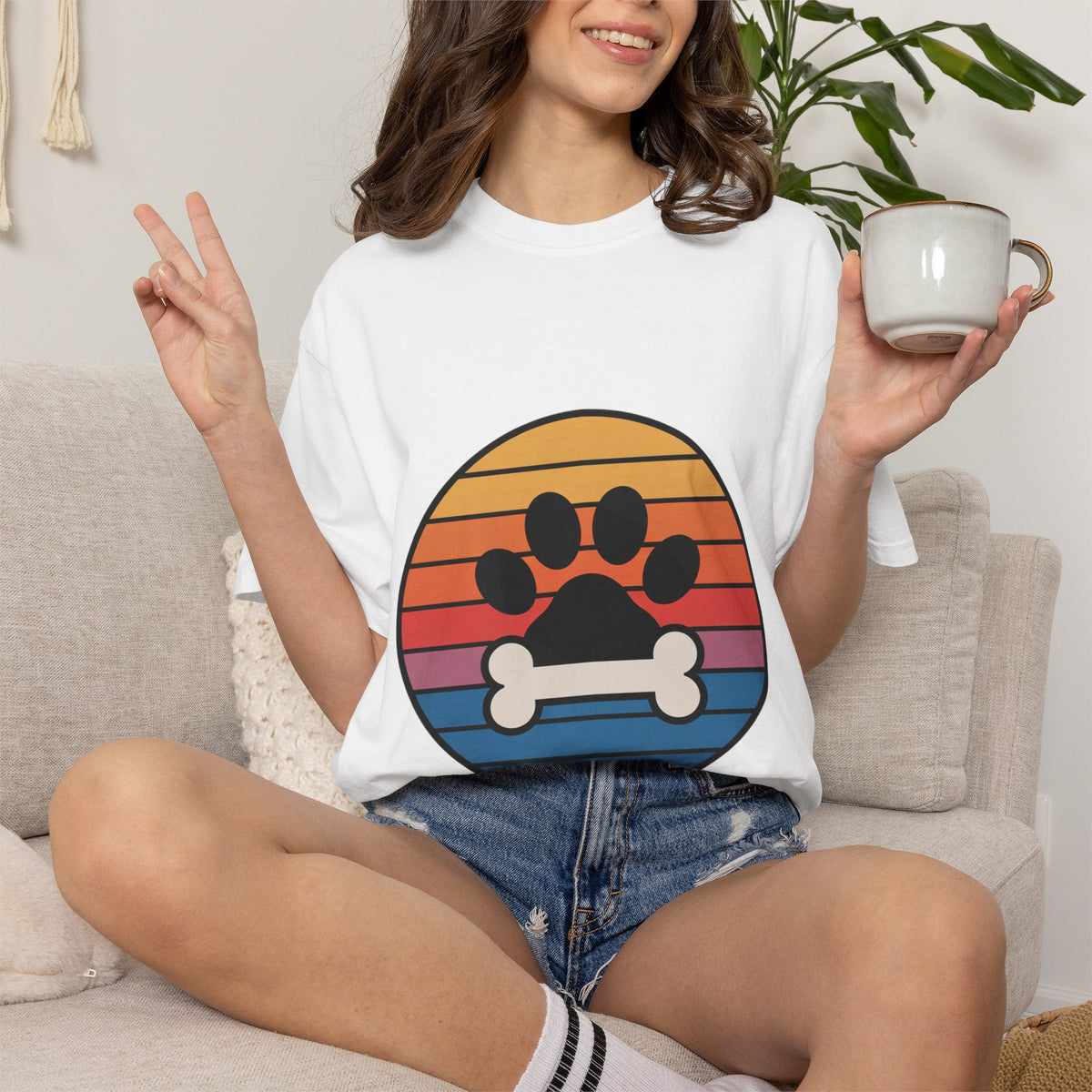 Dog Mom Retro Badge Shirt, Vintage Sunset Dog Lover T-Shirt, Retro Circle Badge Dog Mama Tee, Cute Paw Print Bone Graphic Shirt